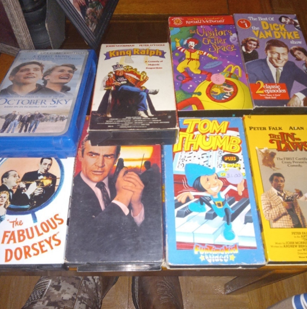 A LOT OF 8 VHS MOVIES! GOOD CONDITION
